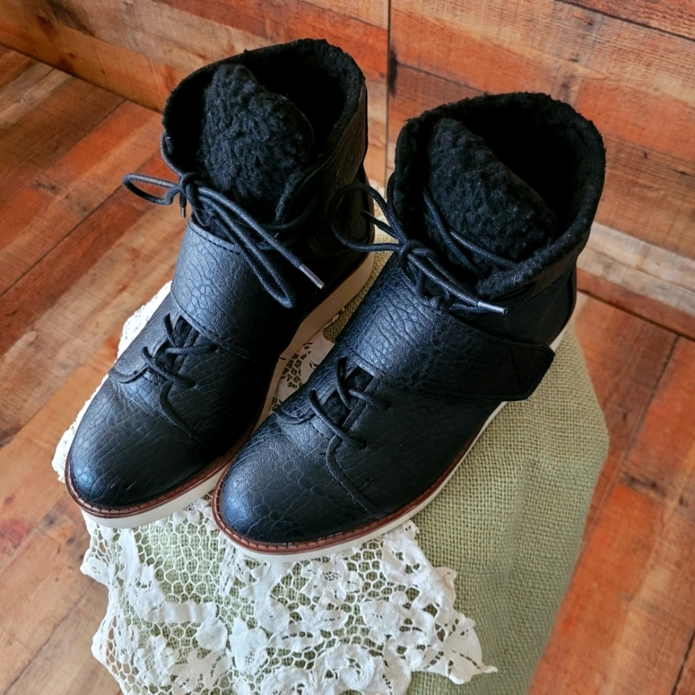 Simply Vera Wang Black Fur Trim Winter Ankle boots 8.5
